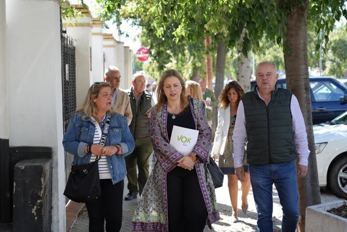 La portavoz del grupo municipal de Vox se reúne con representantes de colectivos sociales y vecinos de Nervión.