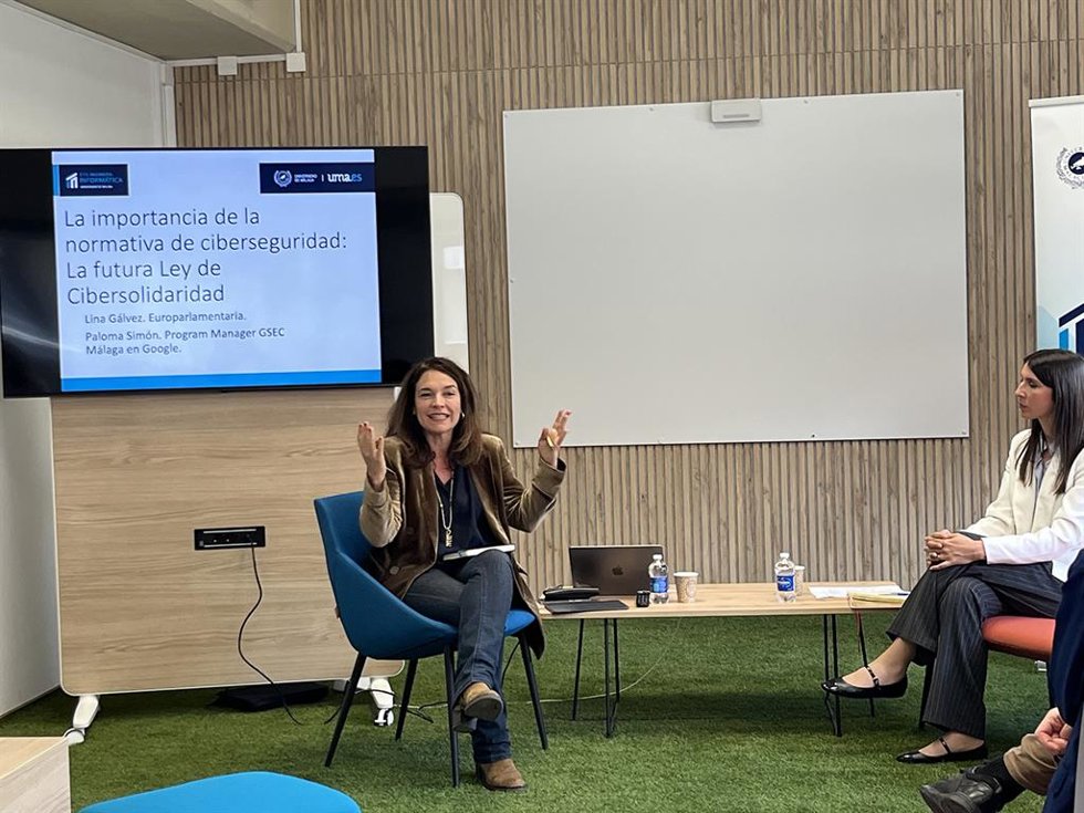 Lina Gálvez, ponente de la Ley de Cibersolidaridad que acaba de aprobar el Parlamento Europeo, ha acudido a la Escuela Técnica Superior de Ingeniería Informática de la UMA para acercar algunos aspectos de la normativa a alumnado de Ciberseguridad.