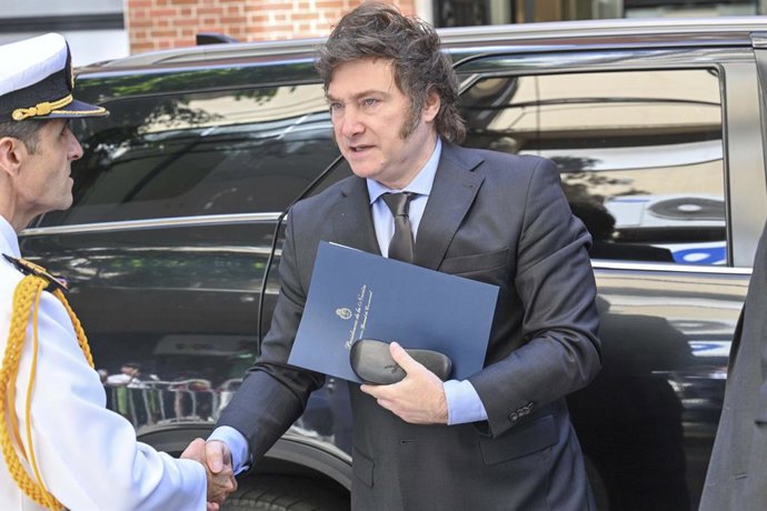 Archivo - HANDOUT - 26 January 2024, Argentina, Buenos Aires: Javier Milei, President of Argentina, arrives at a memorial service for the victims of National Socialism. Photo: Victoria Gesualdi/telam/dpa - ACHTUNG: Nur zur redaktionellen Verwendung im Zus