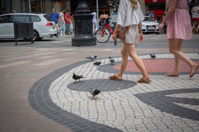 Imagen de archivo - Personas paseando por La Rambla en Barcelona, Cataluña (España). 