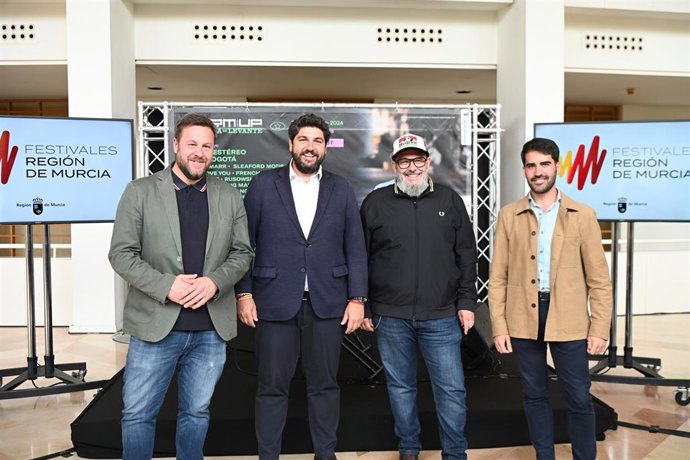 De izquierda a derecha: Yayo Delgado, responsable de Comunicación y Relaciones Externas de Estrella de Levante; el presidente del Gobierno regional, Fernando López Miras; el director del Warm Up, José Manuel Piñero; y el concejal de Cultura, Diego Avilés