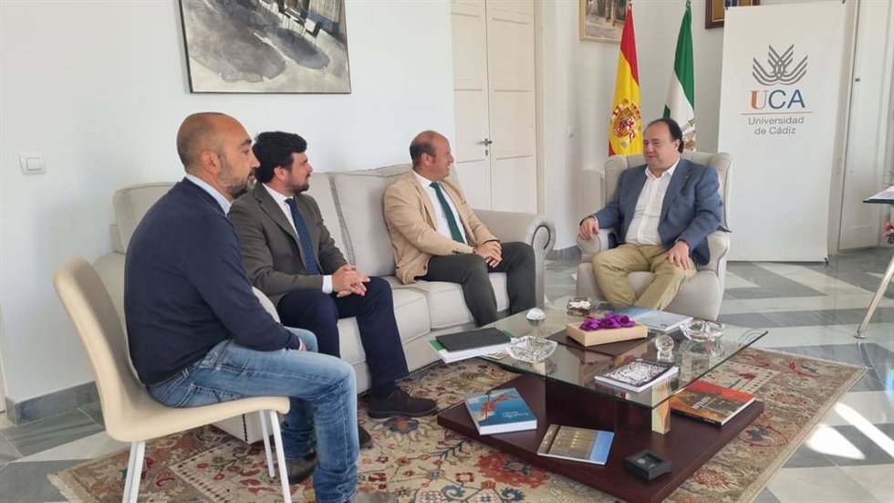 Los delegados de Agricultura y de Sostenibilidad con el rector de la UCA.