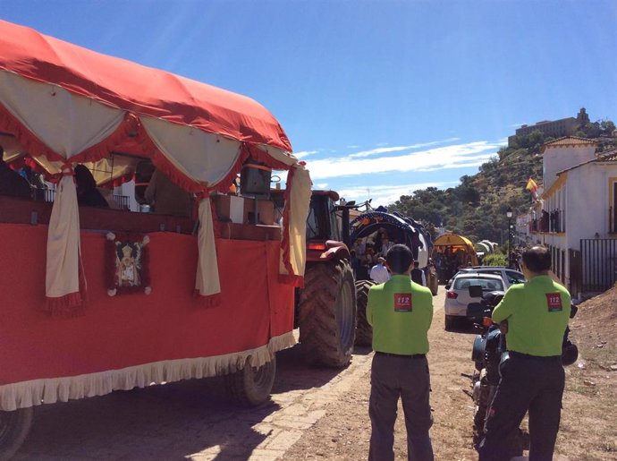 Archivo - Efectivos del Plan del Cerro observan el paso de carretas en la Romería de la Virgen de la Cabeza/Archivo