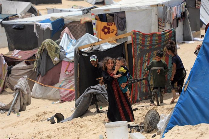 Palestinos en un campamento temporal de desplazados en la ciudad de Rafá, en el sur de la Franja de Gaza, en medio de la ofensiva militar de Israel contra el enclave (archivo)