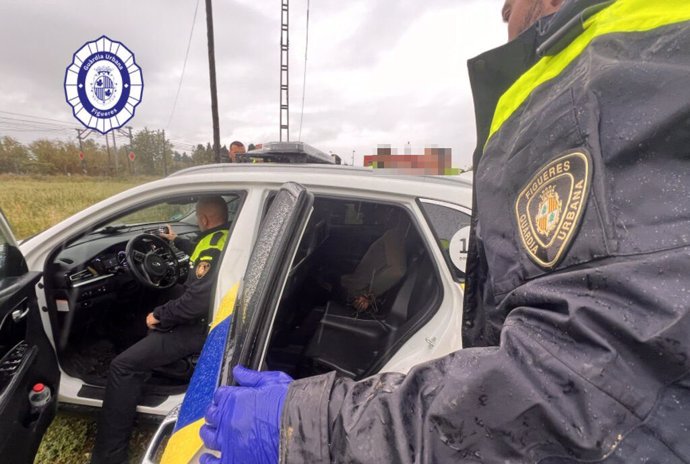 Fotografia del detingut al cotxe de la policia de Figueres