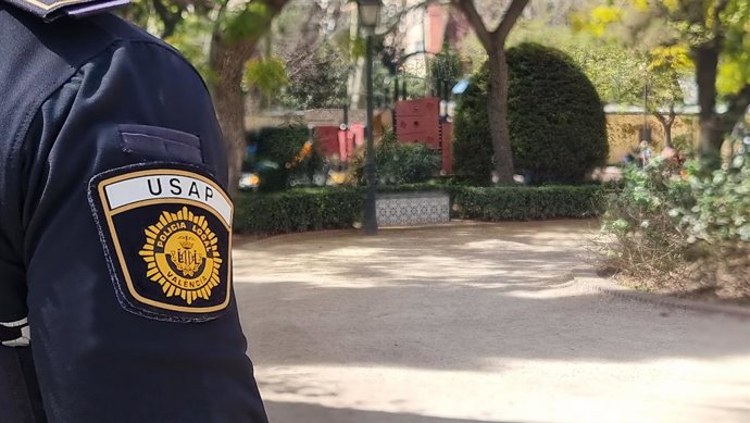Imatge d'arxiu d'un agent de la Policia Local de Valncia en un parc