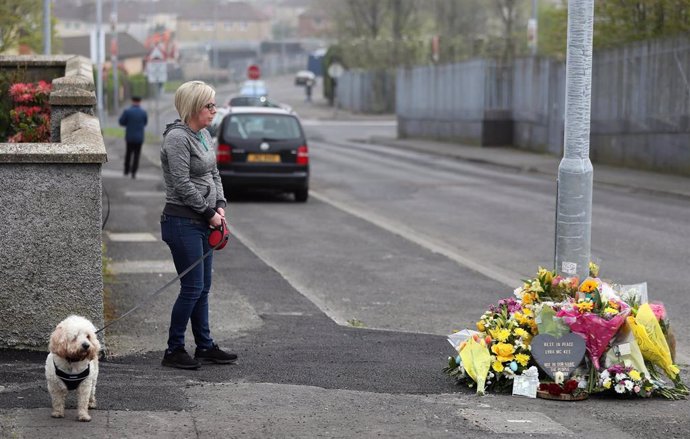 Archivo - Flores en recuerdo de la periodista norirlandesa Lyra McKee, asesinada en Londonderry.