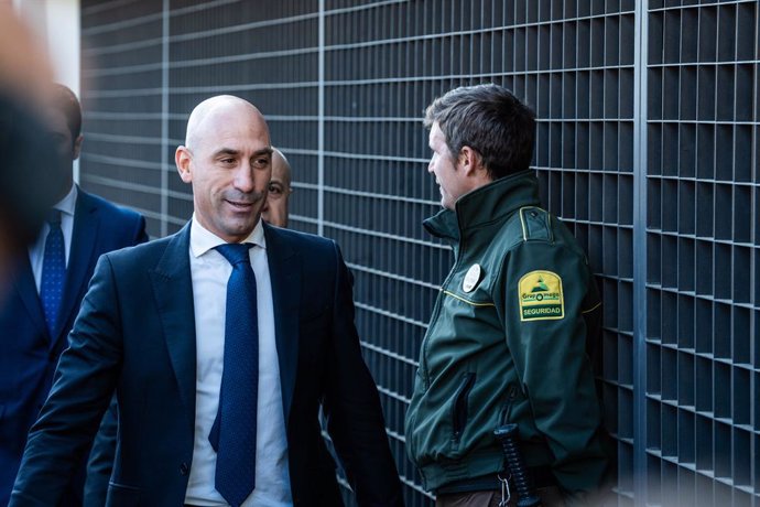 El expresidente de la RFEF Luis Rubiales (i) a su llegada a declarar en calidad de imputado al Juzgado de Primera Instancia e Instrucción Número 4 de Majadahonda, a 29 de abril de 2024, en Majadahonda, Madrid (España). La jueza interroga hoy a Luis Rubial