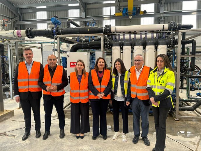 La consejera Carmen Crespo visita una planta del Grupo Cosentino.