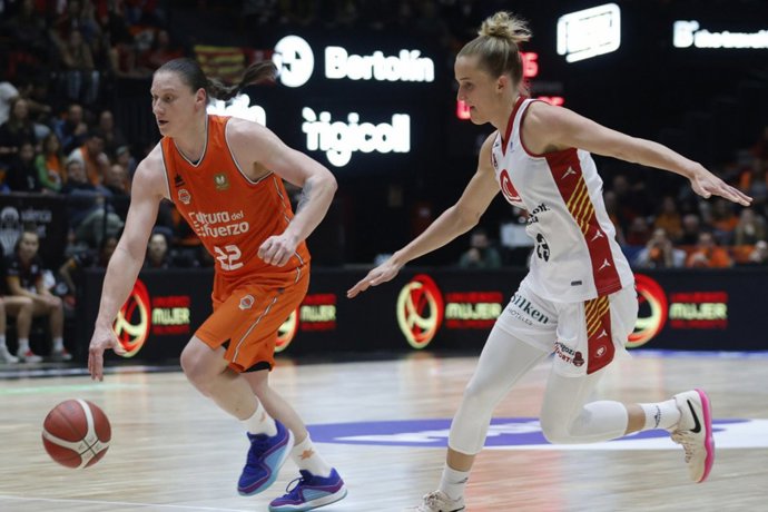 Alina Iagupova, jugadora de Valencia Basket