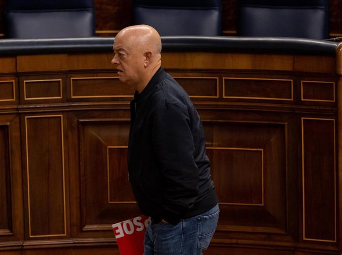 Archivo - El diputado del PSOE Odón Elorza a su llegada a una sesión plenaria en el Congreso de los Diputados, a 23 de noviembre de 2022, en Madrid (España).