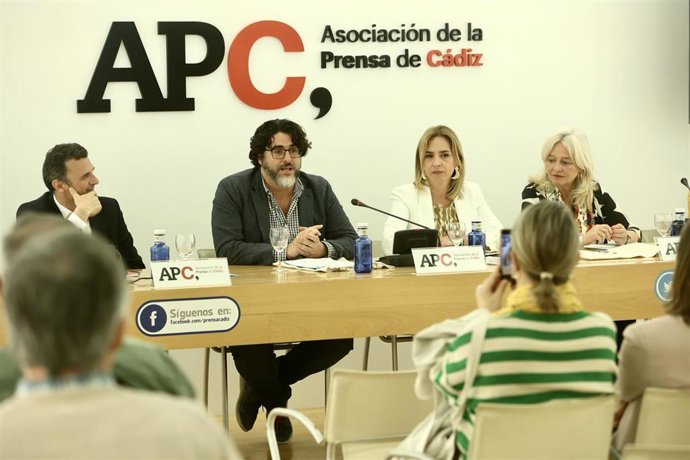 La presidenta de la Diputación de Cádiz, Almudena Martínez, durante la presentación de las II Jornadas sobre periodismo en español 'Periodismo con Ñ en la sede de la APC, a 29 de abril de 2024 en Cádiz (Andalucía, España). 