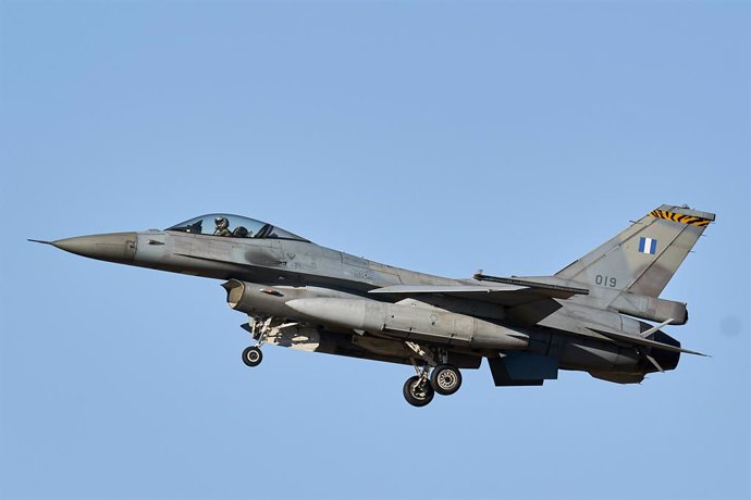 Archivo - Un avión General Dynamics F-16 de Grecia realiza prácticas de maniobras aéreas de combate, en las inmediaciones de la base aérea de Los Llanos, a 22 de febrero de 2022, en Albacete, Castilla-La Mancha (España). 