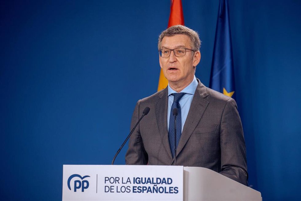 El líder del PP, Alberto Núñez Feijóo, durante una rueda de prensa, en la sede del PP, a 29 de abril de 2024, en Madrid (España). Sánchez ha comparecido esta mañana en el Palacio de la Moncloa para anunciar que sigue al frente del Ejecutivo tras cinco d