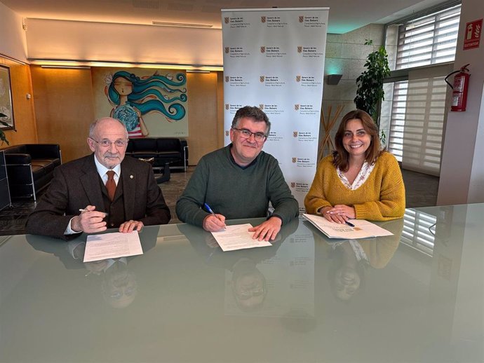 El conseller de Agricultura, Pesca y Medio Natural, Joan Simonet, firmando en Menorca la resolución por la que se concede la protección nacional transitoria a la IGP 'Oli de Menorca'/'Aceite de Menorca'.