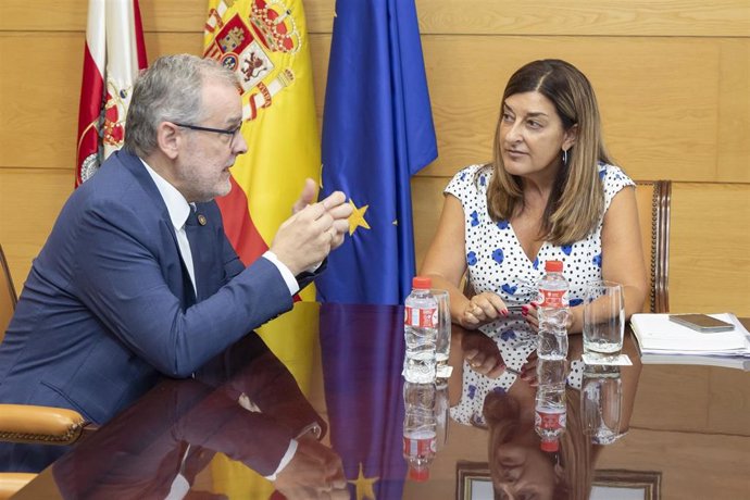 Archivo - Reunión entre el rector de la UC, Ángel Pazos, y la presidenta de Cantabria, María José Sáenz de Buruaga
