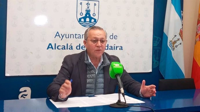 El portavoz del grupo municipal de Vox en el Ayuntamiento de Alcalá de Guadaíra, Evaristo Téllez, en una rueda de prensa.