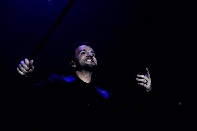 Archivo - El cantante Luis Fonsi durante una actuación en imagen de archivo.