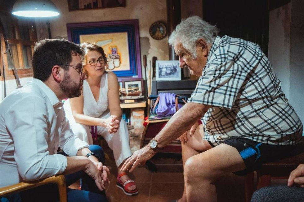 El presidente de la Generalitat, Pere Aragons, junto al expresidente José Mujica