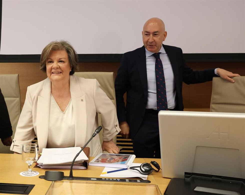 La presidenta del Tribunal de Cuentas,  Enriqueta Chicano Jávega, y el diputado del PSOE Alejandro Soler a su llegada a la Comisión sobre mascarillas, en el Congreso de los Diputados, a 22 de abril de 2024, en Madrid (España).