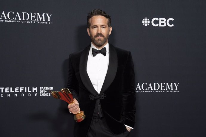 Archivo - 14 April 2023, Canada, Toronto: Canadian-American actor Ryan Reynolds poses with the Humanitarian Award at the Comedy and TV Drama awards evening at the Canadian Screen Awards. 