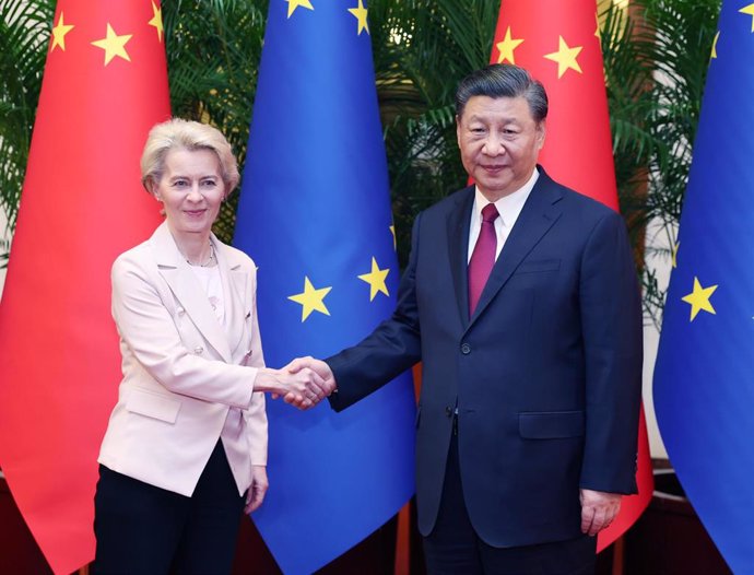 Archivo - La presidenta de la Comisión Europea, Ursula von der Leyen, junto al presidente de China, Xi Jinping