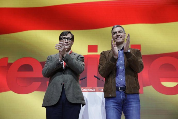 Archivo - Arxiu - El secretari general del PSOE i president del Govern, Pedro Sánchez (d), i el primer secretari del PSC, Salvador Illa (e), durant el 15 Congrés del PSC al mar