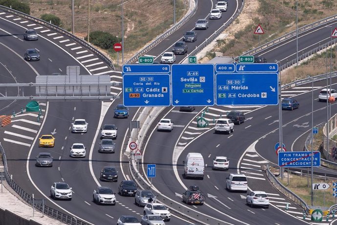 Archivo - Tráfico intenso en las carreteras de Sevilla 