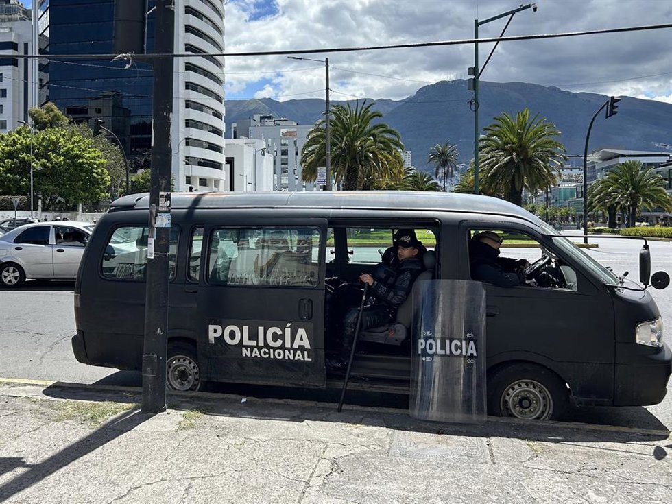 Policía ecuatoriana en la Embajada de México en Quito
