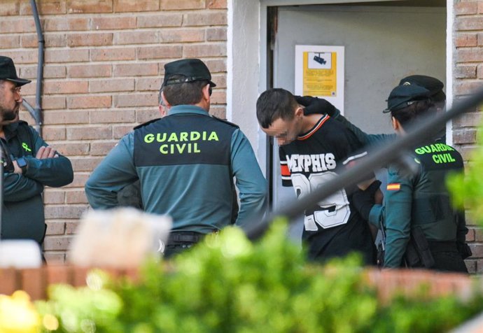 Uno de los detenidos por el crimen de Chiloeches sale de la comandancia de la Guardia Civil de Guadalajara para pasar a disposición judicial