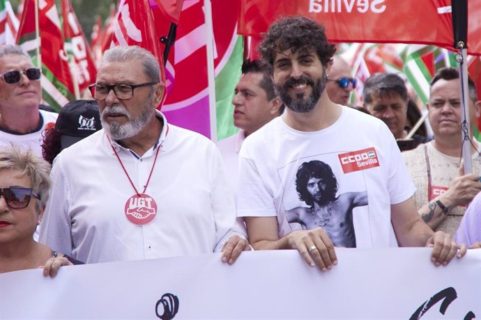 Archivo - El secretario general de CCOO en Sevilla, Carlos Aristu, (d) junto al secretario general de UGT en Sevilla, Juan Bautista Ginés