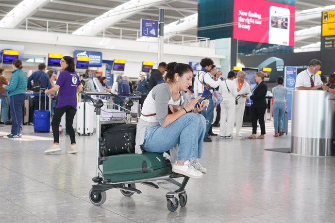 Archivo - 29 August 2023, United Kingdom, London: Passengers wait at Heathrow Airport as disruption from air traffic control issues continues across the UK and Ireland.
