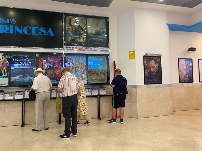 Archivo - Espectadores mayores acuden al cine en el primer día del programa Cine Sénior con entradas a 2 euros para mayores de 65 años