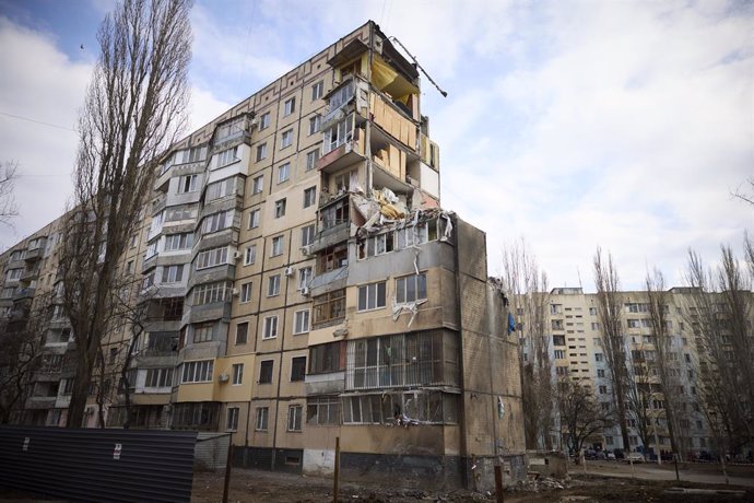 Archivo - March 6, 2024, Odessa, Ukraine: The residential high-rise apartment complex at 134 Dobrovolskoho Avenue destroyed by a Russian drone killing 12 civilians, including five children in their home, March 6, 2024 in Odesa, Ukraine.,Image: 854381056, 