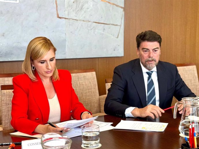 La consellera de Medio Ambiente, Agua, Infraestructuras y Territorio, Salomé Pradas, y el alcalde de Alicante, Luis Barcala.