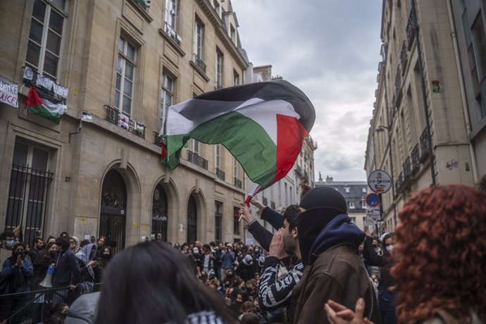 April 26, 2024, Paris, Le-De-France, Frankreich: Am Vortag besetzte eine Gruppe Studierender, die sich mit Palästina solidarisieren, die Universität Sciences Po in Paris, Frankreich. Sie wollen dort bleiben bis ihre Forderungen erfüllt werden. Sie forder