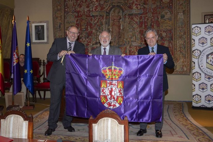 El presidente de la Diputación, Salvador Fuentes (dcha.), hace entrega de la bandera de la provincia a Manuel Torralbo (izda.) y Francisco Muñoz Usano.