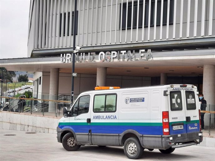 Archivo - Ambulancia ante el Hospital de Urduliz (Bizkaia)