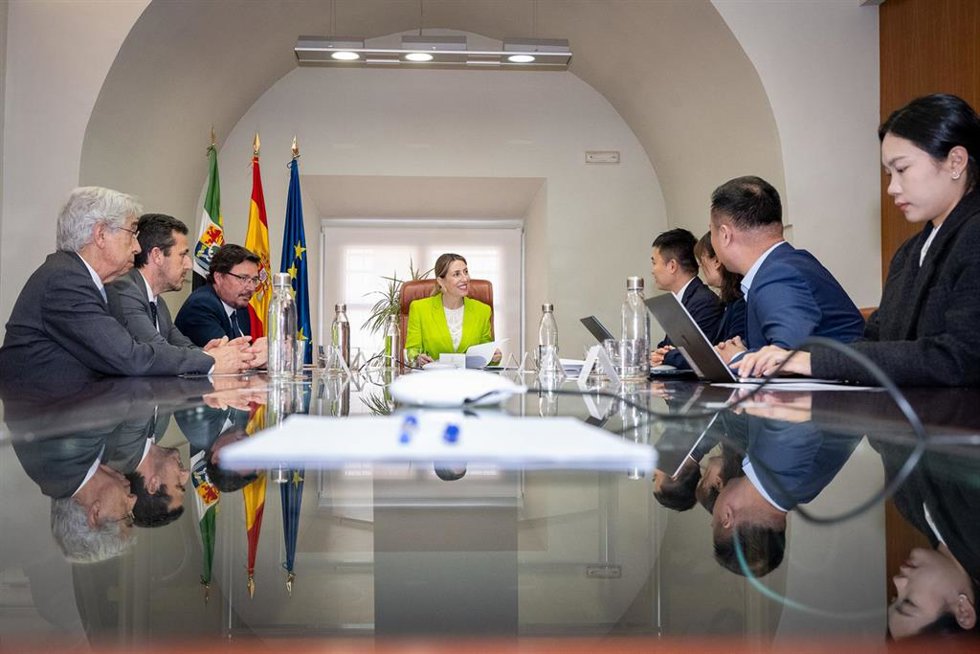 Firma de un memorándum de entendimiento entre la Junta y una empresa china para impulsar una fábrica de cátodos de litio en Mérida