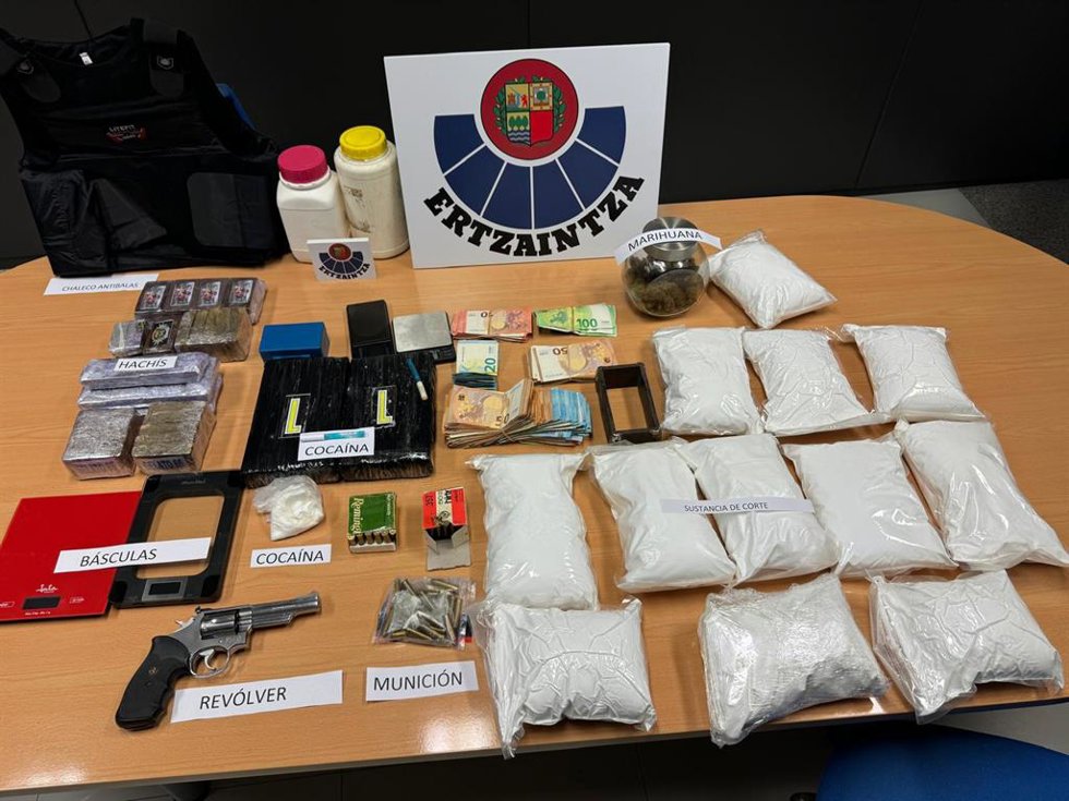 Material incautado en la operación antidroga en Bizkaia