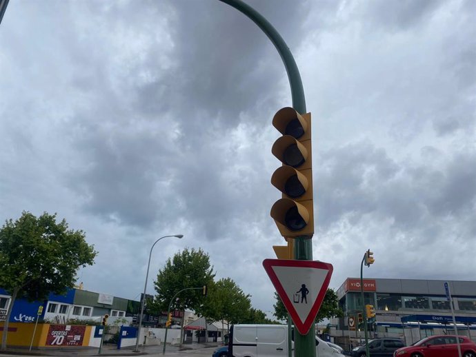Un semáforo de la calle Gabriel Alzamora apagado tras la tormenta eléctrica registrada el domingo en Palma.