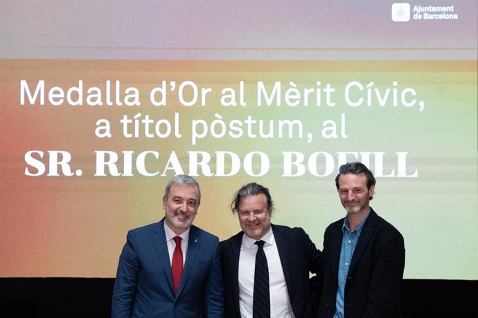 (I-D) L'alcalde de Barcelona, Jaume Collboni; el president del Ricardo Bofill Taller d'Arquitectura (RBTA), Ricardo I. Bofill, i el ceo del Ricardo Bofill Taller d'Arquitectura (RBTA), Pablo Bofill, durant l'acte de lliurament de la Medalla d'Or al C