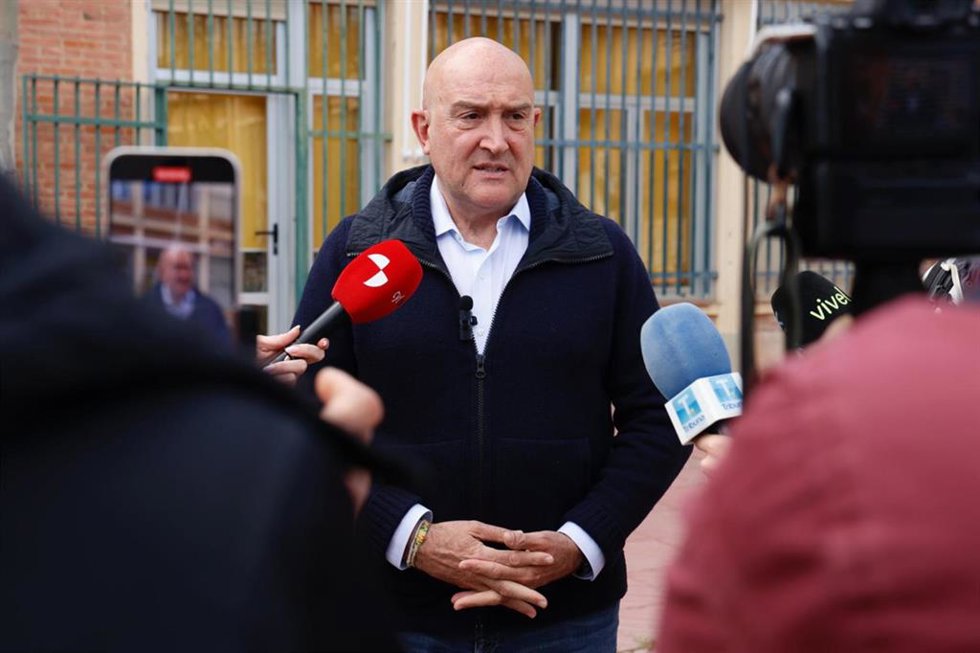 El alcalde de Valladolid, Jesús Julio Carnero, en declaraciones a los medios de comunicación antes de presidir el Concejo Abierto de los barrios San Pedro Regalado y Los Viveros.