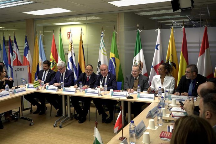 Sesión inaugural en la sede de OEI, en la que han participado los representantes de la educación brasileña