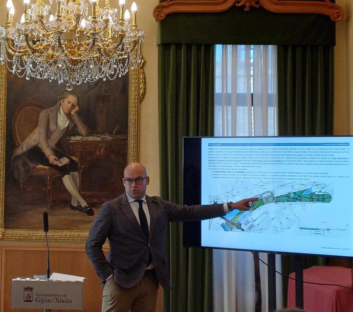 El concejal de Urbanismo del Ayuntamiento de Gijón, Jesús Martínez Salvador,  muestra en rueda de prensa la propuesta de urbanización del Plan de Vías.