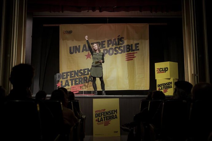 La candidata de la CUP a las elecciones catalanas, Laia Estrada, en un acto de su partido en Manresa (Barcelona), el 29 de abril de 2024.