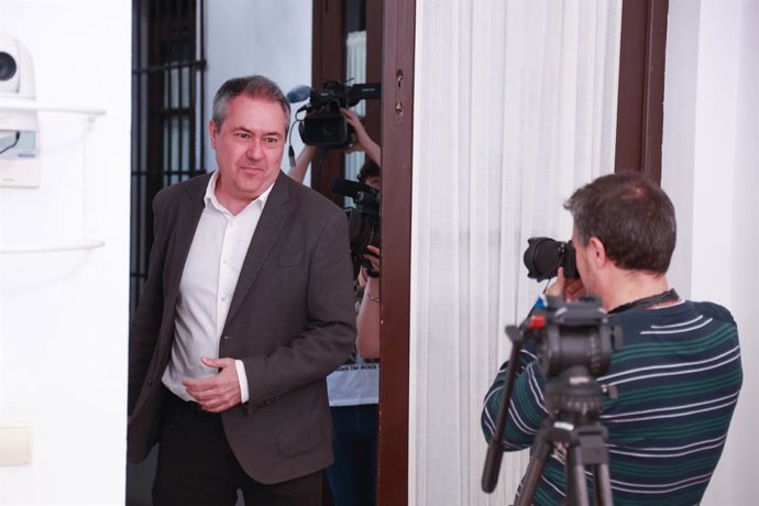El secretario general del PSOE de Andalucía, Juan Espadas, al inicio de la rueda de prensa. A 29 de abril de 2024, en Sevilla (Andalucía, España). El secretario general del PSOE de Andalucía, Juan Espadas, ha ofrecido una rueda de prensa antes de partic