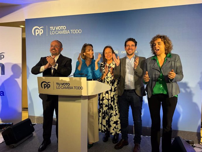 El candidato del PP a las elecciones catalanas, Alejandro Fernández, con la secretaria general de los populares, Cuca Gamarra; el número 2 y líder del PP de Barcelona provincia, Manuel Reyes, y la concejal de Sabadell Cuca Santos.