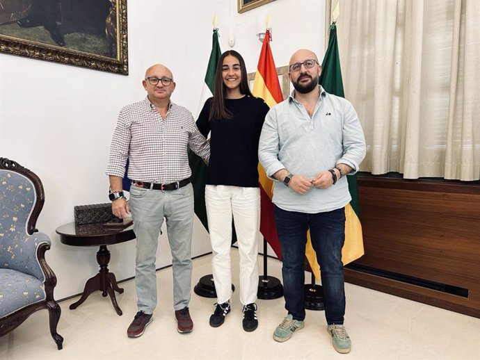 El alcalde de El Puerto de Santa María (Cádiz), Germán Beardo, acompañado por el concejal de Juventud y Deportes, José Ignacio González Nieto, ha recibido en su despacho a la joven Andrea Caro.