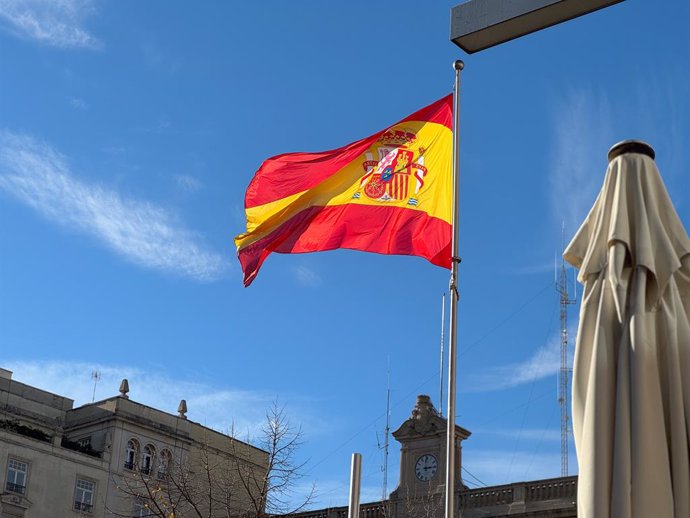 Archivo - November 28, 2023, Zaragoza, Spain: Spanish flag in Plaza de España, Zaragoza, Spain